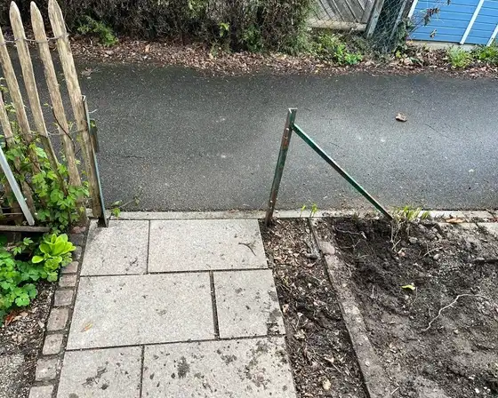 Vorbereitetes Beet entlang eines Plattenwegs