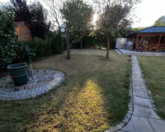 Gepflegter Gartenweg mit sauberen Rasenkanten