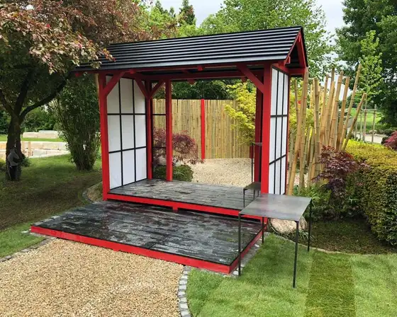 Gartenlaube in einem angelegten Garten