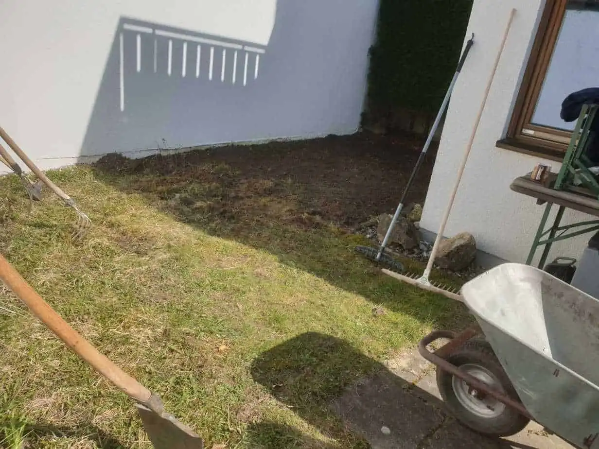 Bodenarbeiten vor der Rasenneuanlage im Hof
