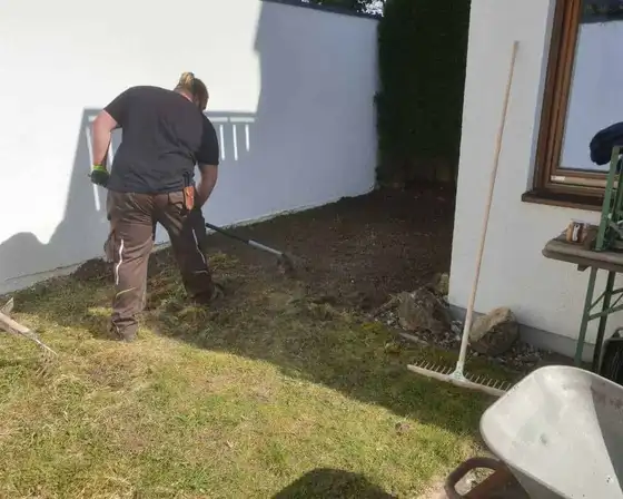 Rasenneuanlage im Innenhof, Boden wird abgezogen