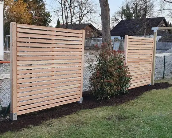 Holz-Sichtschutz mit Photinien